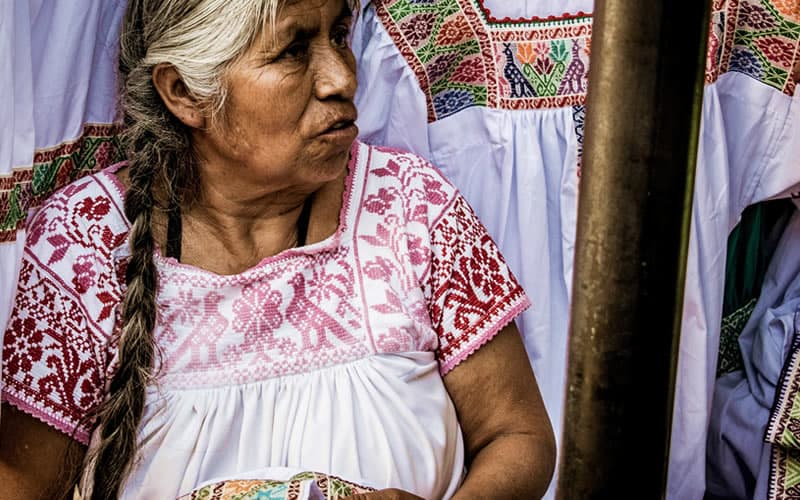 Maiju (cotcilu, šamulu) indiāņi tautastērpos, Meksika