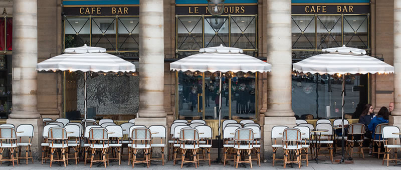 Francijas dzīves stils - rotanga krēsli Parīzes kafejnīcā