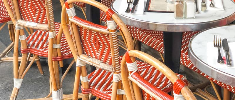 Francijas dzīves stils - rotanga krēsli Parīzes kafejnīcā