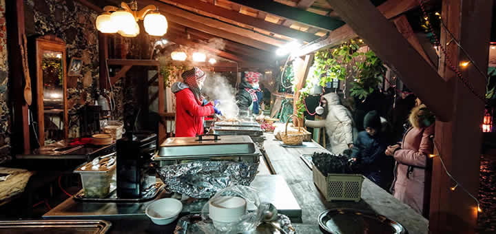Ķīnas laternu festivāla āra virtuve (ēšana notiek siltā iekštelpā)
