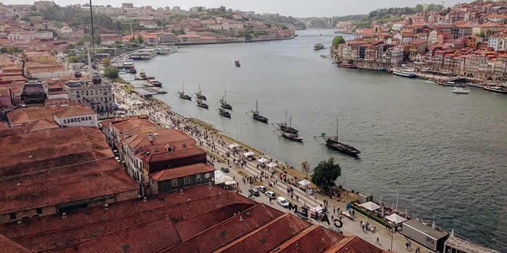 Porto, skats no pacēlāja vagoniņiem - izbrauksim